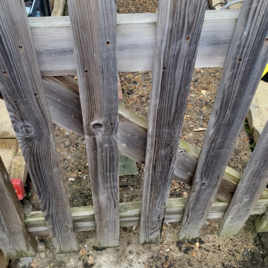 Garden gate arrangement